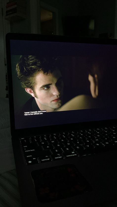 Vampire Twilight, Robert Pattinson Twilight, Twilight Funny, Twilight Photos, Twilight Film, Twilight Pictures, Twilight Movie, Edward Cullen, Bella Swan