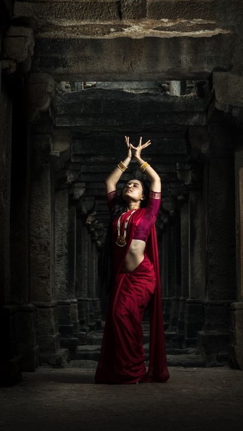 An Indian female wearing red saree is photographed in a beautiful temple in India. The art of saree drapping is shown. Indian Red Saree, Artistic Portrait Photography, Dance Of India, Beautiful Temple, Indian Women Fashion, Dance Photography Poses, Self Photography, Studio Photography Poses, Saree Poses