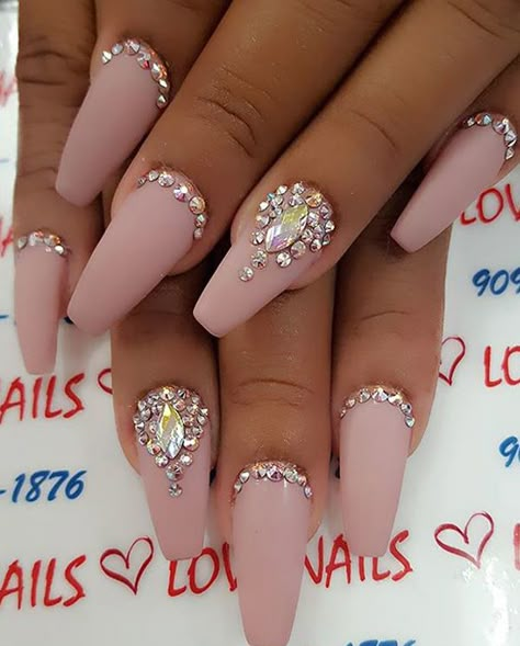 Neutral colors of nails are classic and with it you cna’t fail. Diamond Nail Designs, Nails Design With Rhinestones, Gold Nail, Nail Art Wedding, Gem Nails, Winter Nail, Nail Art Rhinestones, Diamond Nails, Acrylic Nail Art