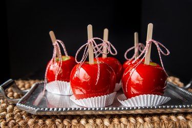 Cinnamon Apple Chips Baked, Apple Chips Recipe, Gourmet Candy Apples, Cinnamon Apple Chips, Gourmet Caramel Apples, Candy Apple Recipe, Caramel Apples Recipe, Caramel Apples Homemade, Apple Recipes Easy