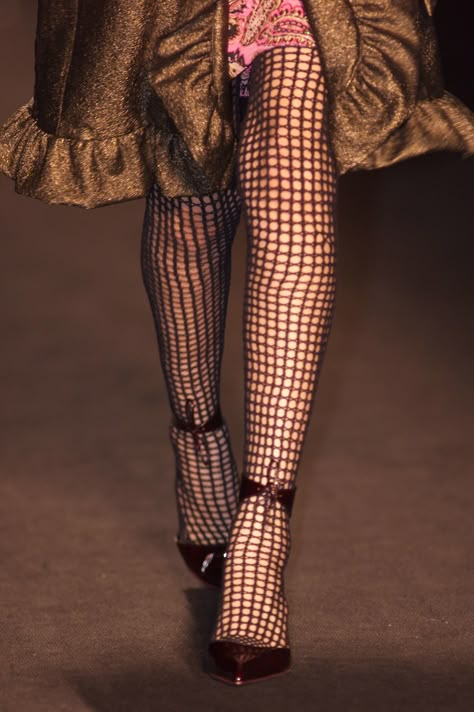 Anna Sui Fall 2001 Ready-to-Wear Fashion Show Details Lilia Calderu, Cute Tights, Fashion Victim, Anna Sui, 1940s Fashion, Dark Fashion, Fall 2024, We Wear, Vivienne Westwood