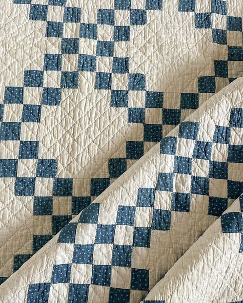 Quilt Blue And White, Classy Quilt Patterns, Blue Irish Chain Quilt, Quilt Stitch Patterns, Aesthetic Quilts, Historical Quilt Patterns, Marriage Quilt, Double Irish Chain Quilt Pattern, Irish Chain Baby Quilt