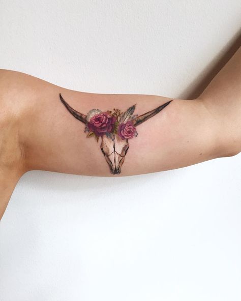 https://www.instagram.com/p/BIIcTeAAPOD/?taken-by=amandawachob Arlo Tattoo, Tattoo Sonne, Inspiring Tattoos, Bull Skull Tattoos, Taurus Tattoo, Hipster Tattoo, Thigh Tat, Texas Tattoos, Bull Tattoos