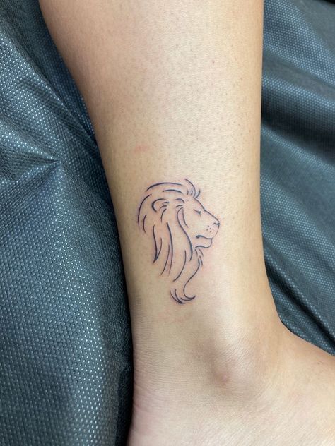 Bold and Simple Lion Tattoo Designs: Minimalist, Geometric, and Dainty Options for Men and Women Lion Tattoo Simple Design, Small Simple Lion Tattoo, Lion Small Tattoo For Women, Small Lion Outline Tattoo, Lion Line Tattoo For Women, Lion Outline Tattoo For Women, Lion Cute Tattoo, Fine Lion Tattoo, Lion Mini Tattoo