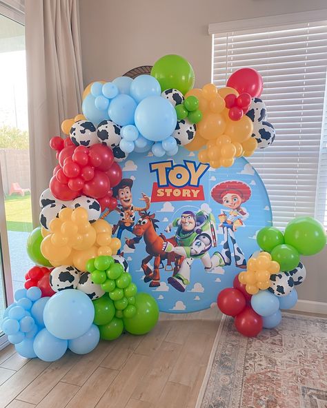 🤠 🚀 Leah’s 2nd Toy Story Birthday Party! 🚀🤠 . . . 🦖 We have a big Toy Story fan and I’m here for it. 🥸 🥔 . . #toystoryparty #buzzlightyear #woody #jessefromtoystory #iloveballoons #azballoons #azballoonstylist #phoenixballoons #phoenixballoonstylist #scottsdaleballoons #scottsdaleballoonstylist #mycreativebiz #arizonapartyplanner #phoenixpartyplanner #scottsdalepartyplanner #toystoryballoons #toystory Toy Story Party 1st Birthday, 2nd Toy Story Birthday, Toys Story Birthday Party, Disney Balloon Arch, Toy Story Centerpieces Ideas Diy, Toy Story Birthday Decor, Toy Story Gender Reveal, Toy Story Neutral Party, Toy Story Balloon Arch