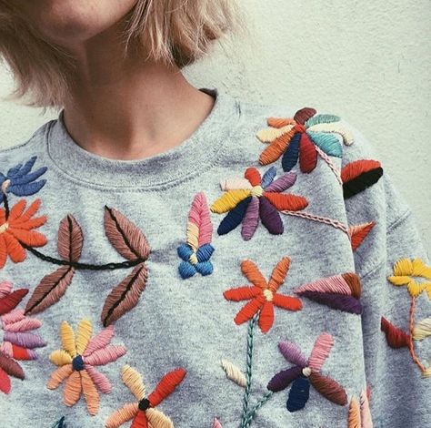 Tessa Perlow, Travel Fits, Embroidery Clothes, Paper Embroidery, Embroidery On Clothes, Embroidery Sweatshirt, Embroidered Clothes, Embroidery Fashion, Fall Sweatshirt