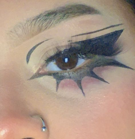 Alternative eyeliner with spikes and red eyeshadow Spikey Makeup, Spiky Eyeliner, Spikey Eyeliner, Eyeliner Looks, Me Time, Makeup Inspo, Makeup Tips, Lush, Eyeliner