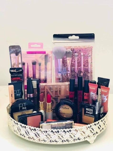 Cosmetic Hamper Gift Ideas, Wedding Suitcase Packing, Makeup Hamper Gift Baskets, Makeup Trousseau Packing, Wedding Dala For Bride, Cosmetic Packing Ideas For Wedding, Makeup Packing Ideas For Wedding, Makeup Hampers, Plate Decoration Ideas