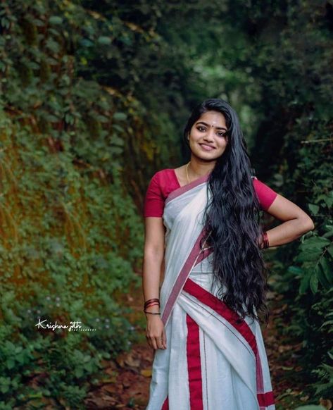 Traditional Dresses Kerala, Kerala Girl, Traditional Girl, Kerala Saree Blouse Designs, Kerala Wedding Photography, Set Saree, Editing Ideas, Wedding Couple Poses Photography, Saree Models