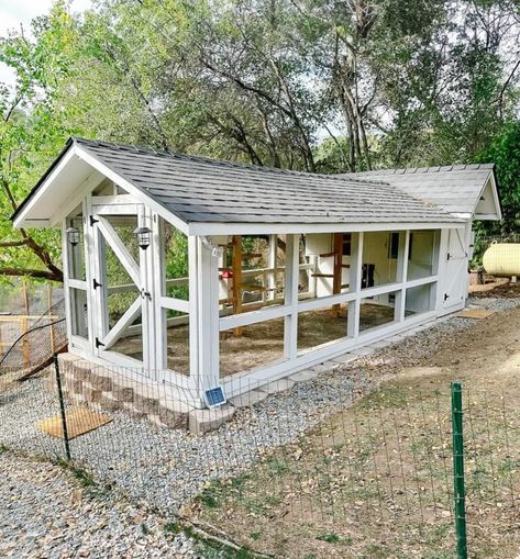 27 DIY Chicken Coop Designs & Plans - HouseResults Pvc Pipe Chicken Coop, Chicken Coop Flooring Ideas, Chicken Coop Designs Plans, Chicken Coop Flooring, Easy Diy Chicken Coop Plans, Easy Diy Chicken Coop, Small Chicken Coops, Chicken Shed, Portable Chicken Coop