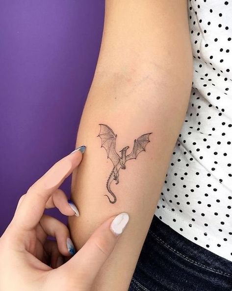 Tattoo Of Dragon, Small Tattoos Arm, Dragon Tattoo Forearm, Dragon Hand Tattoo, Small Tattoos For Girls, Dragon Tattoo Arm, Small Dragon Tattoos, Bookish Tattoos, Tattoos Arm