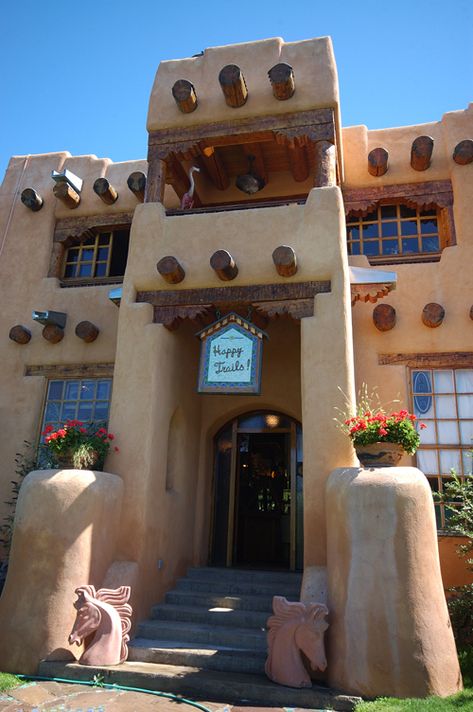 Rendered mudbrick and large protruding wood posts. Modern Adobe, Strawbale House, Cob Homes, Adobe Houses, Adobe Homes, Earth Houses, Ancient Castle, New Mexico Homes, Adobe Home