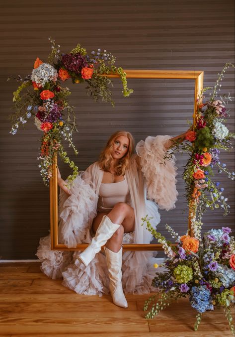 Hanging Flowers Backdrop Photoshoot, Spring Shoot Ideas, Floral Arch Photoshoot, Grass Wall Photoshoot Ideas, Floral Arrangements Photoshoot, Flower Photo Backdrop Ideas, Indoor Floral Photoshoot, Creative Spring Photoshoot, Spring Picture Backdrop Ideas