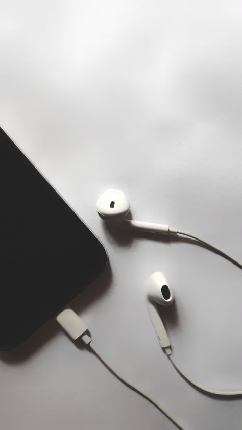 Head Phones Wallpaper, Black Headphones Wallpaper, Wired Earphones Aesthetic, Headphone Wallpaper, Headphones Wallpaper, White Earbuds, Retro Headphone, Headphones Aesthetic, Best Love Pics