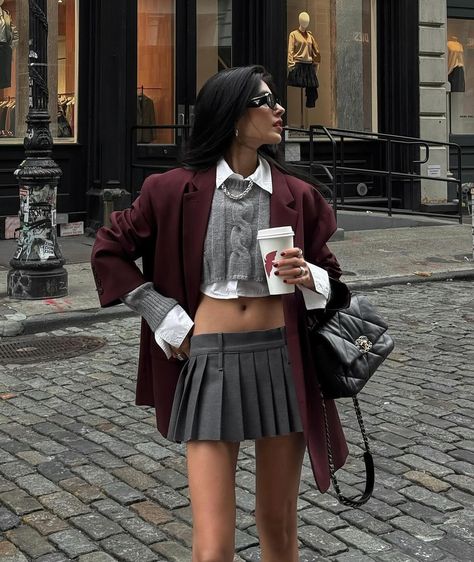 Down to business. Take note of @narrinanatasha in the Brooklyn blazer and Blake mini skirt, the perfect preppy pairing. #TheFrankieShop #FrankieForAll #FrankieGirl Styling Sweaters, Street Style Autumn, Styling Skirts, Women's Street Style, Summer Office Outfits, Style Désinvolte Chic, High Waisted Dress Pants, Suit Pattern, Business Outfits Women