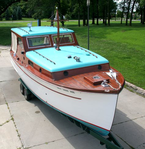 starboard side of 28' Chris Craft classic wooden cabin cruiser for sale with trailer Wooden Jon Boat, Cabin Cruisers For Sale, Classic Boats For Sale, Cabin Cruiser Boat, Wooden Fishing Boat, Chris Craft Wood Boats, Trailerable Houseboats, Hydroplane Boats, Wooden Cabin