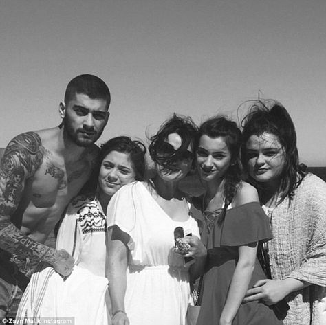 The family's all here! Zayn Malik invited his mum Tricia and sisters Doniya, Waliyha and S... Zayn Malik Landscape Photo, Gigi Hadid Family, Zayn Malik Family, Zayn Malik Photos, Zayn Malik Pics, Still Love Her, Instagram Snap, Birthday Weekend, The Fam