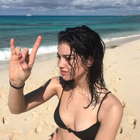 gracie abrams (@gracieabrams) • Instagram photos and videos Off Campus, Gracie Abrams, Fame Dr, Face Claims, At The Beach, The Ocean, Pretty People, Singers, Photo Ideas