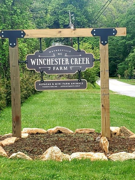 Garden Gate Signs Entrance, End Of Driveway Sign, Signs For Driveway Entrance, Homestead Signs Ideas, Farm Entrance Landscaping, Yard Entryway Ideas, Large Landscaping Ideas, Property Signs Country, Ranch Signs Entrance Wood