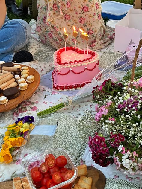 Picnic Cakes Aesthetic, Cute Picnic Birthday, Garden Picnic Aesthetic, Picnic Aesthetic Birthday, Picnic Party Aesthetic, Birthday Cake Picnic, Picnic Birthday Party Aesthetic, Birthday Picnic Aesthetic, Spring Picnic Aesthetic