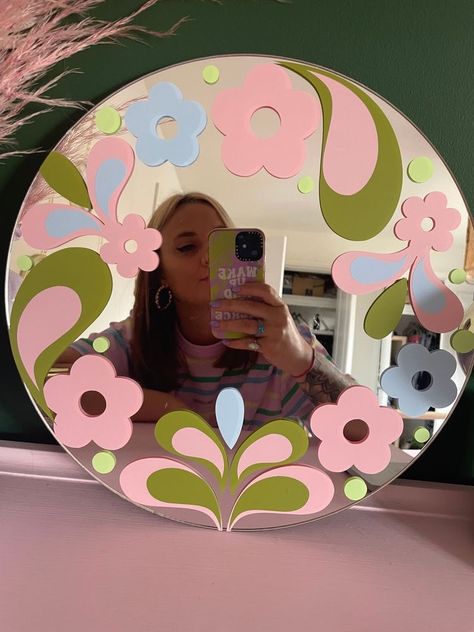 Groovy Mirror, Retro Mirrors, Funky Mirror Ideas, Aesthetic Mirrors, Funky Mirrors, Painted Mirror Art, Selfie Wall, Painted Mirror, Retro Mirror