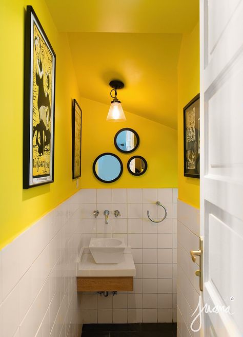 Small Colorful Bathroom, Small Ensuite Ideas, Colourful Bathroom Ideas, Bathroom Wall Colors, Small Ensuite, Colourful Bathroom, Yellow Ceiling, Small Toilet Room, Mid Century Modern Bathroom