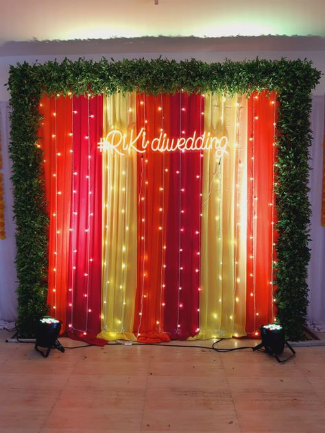 Haldi Decoration Ideas At Home Simple Diy, Mehndi Setup Decor, Mehendi Setup Mehndi Decor, Mehendi Background, Dholki Decor Home, Mehandi Decorations At Home, Mehendi Setup, Mehndi Decoration Ideas At Home, Mehndi Backdrop