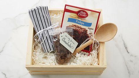 Betty Crocker Fudge Brownies, Winter Gift Basket, Breakfast Basket, Easy Starters, Handmade Gift Tags, Nice List, Brownie Mix, Mini Bottles, Winter Gift