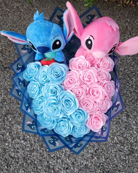 Stitch & Angel Bouquet 💐 💙 💓 #eternalroses #eternalflowers #rosaseternas #handmade #rosasdeliston #blueroses #pinkroses🌷 #stitchbouquet #stitch #stitchandangelbouquet #angelbouquet #florist #eternalrosesflorist #floristnearme #montebello #eastlosangeles #madewithlove Ribbon Wreath Diy, Roses Bouquet Gift, Stitch Blue, Eternal Roses, Diy Ribbon Flowers, East Los Angeles, Handmade Wedding Favours, Bouquet Gift, Roses Bouquet