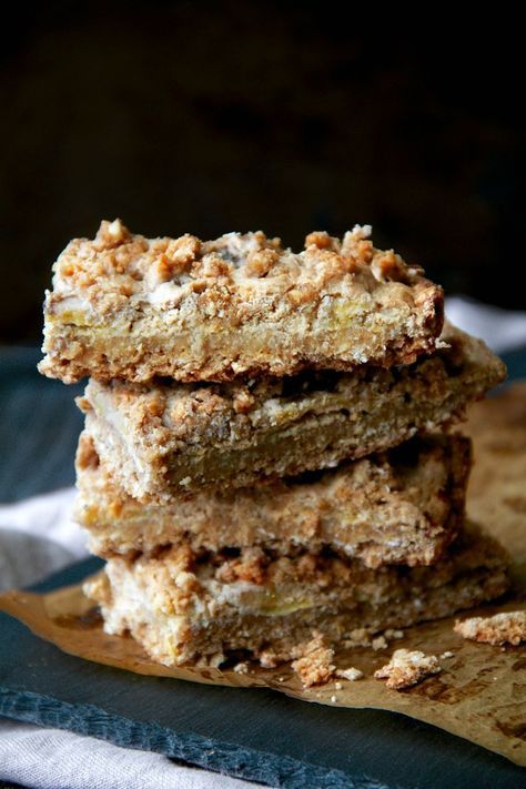 These Greek Yogurt Banana Oatmeal Bars are gluten-free, refined-sugar-free, and made without any butter or oil! A deliciously healthy breakfast or snack! Brown Butter Blondies, Apple Crumble Bars, Banana Oatmeal Bars, Easy Thanksgiving Dessert Recipes, Healthy Apple Crumble, Yogurt Banana, Caramel Apple Crisp, Thanksgiving Desserts Easy, Vegan Party