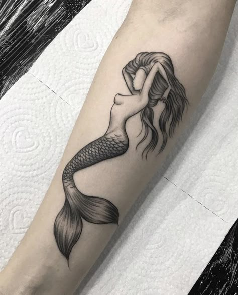 Mermaid Tattoo Ideas, Hai Tattoo, Siren Tattoo, Dragons Tattoo, Mermaid Tattoo Designs, Ring Finger Tattoos, Tattoos Mandala, Ocean Tattoos, Tattoos Geometric