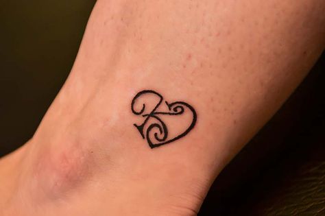 Ankle Charm Bracelet Tattoos, Cool Feminine Tattoo Designs for the Foot. Letter K Tattoo, Charm Bracelet Tattoo, Tattoo Foot, Ankle Bracelet Tattoo, K Tattoo, Wrist Tattoos For Guys, Initial Tattoo, Small Wrist Tattoos, Tattoo Bracelet