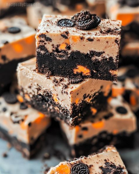 Rich, creamy fudge with crunchy Oreos—an irresistible Halloween treat! Oreo Cookie Halloween Treats, Halloween Fudge, Fudge Oreo, Creamy Fudge, Halloween Oreos, Halloween Witches Brew, Oreo Fudge, Chocolate Oreos, Spooky Treats