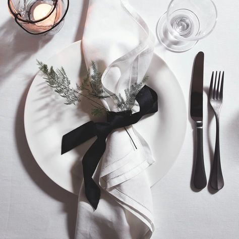 White Table Settings, Black And White Wedding Theme, Black Napkins, Host Dinner Party, White Wedding Theme, Party Table Settings, White Napkins, Black White Wedding, White Company