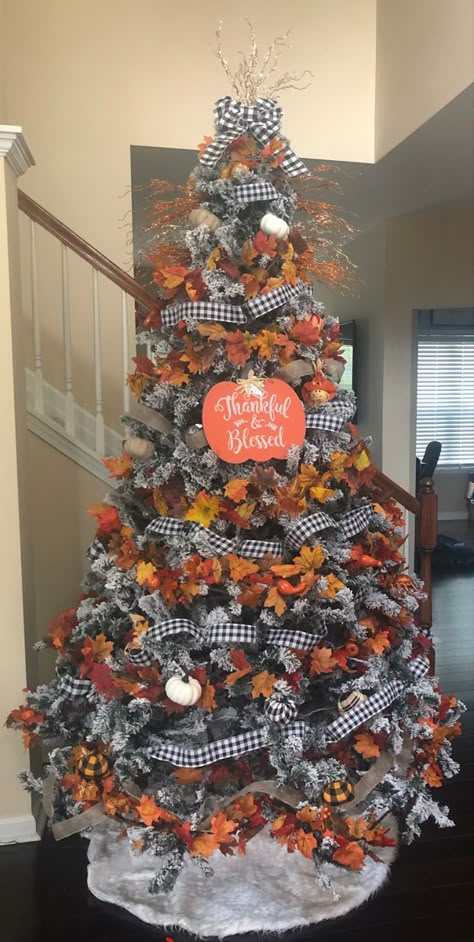 November Tree Decorations, Buffalo Plaid Thanksgiving Decor, Thankful Christmas Tree, September Christmas Tree Ideas, Fall Holiday Tree, Harvest Tree Ideas, Thanksgiving Trees Ideas, Fall Theme Christmas Tree, Fall Decorated Trees