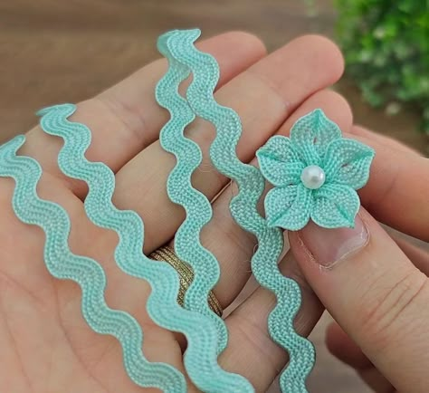 Rick Rack Flowers, Water Stone, Ribbon Flower Tutorial, Making Fabric Flowers, Idee Cricut, Ribbon Crafts Diy, Fabric Flower Tutorial, Handmade Flowers Fabric, Easy Flower