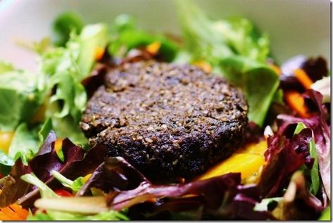 Raw Vegan Recipes Easy, Vegan Mushroom Burger, Raw Vegan Dinners, Mushroom Burgers, Raw Banana, Mushroom Burger, Vegan Mushroom, Vegan Main Dishes, Raw Diet