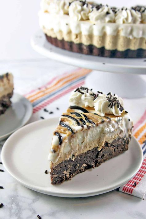 Koue Poedings, Peanut Butter Swirl Ice Cream, Peanut Butter Ice Cream Pie, Cold Sweets, Fancy Deserts, Brownie Crust, Ice Cream Pie Recipe, Swirl Ice Cream, Ice Cream Pie