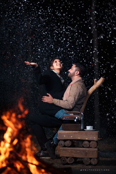 #cozyphoto #cozyphotography #creativephotography #conceptphotography #bonfire #bonfirephoto #bonfirenight #coupleshoot #prewedding #couplegoals #preshoot ##kmjproductions #snowflakes #snowphotography Prewedding Night Shoot, Night Prewedding Photography, Couple Prewedding Photography, Bonfire Photoshoot, Preshoot Ideas, Born Fire, Prewedding Poses, Honeymoon Couple, Fire Camp