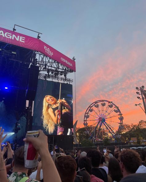 Osheaga Aesthetic, Festival Crowd, Summer Camera, Usa Life, Peach Festival, Canada Summer, The Kooks, Night Vibes, Music Mood