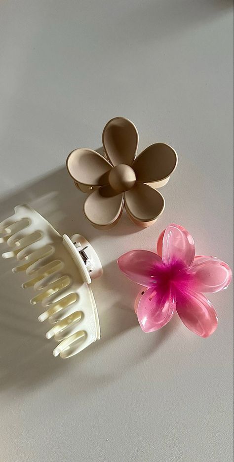 Hair Comb Aesthetic, Comb Aesthetic, Minimalist Accessories Jewellery, Hair Tie Accessories, Cute Fall Wallpaper, Hair Accessories Collection, Flower Hair Clip, Girly Accessories, Makati