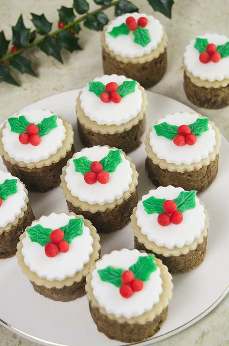 Mini Christmas Cakes (Traditional Irish Fruit Cakes) - Prepare and Serve Fruit Cakes Ideas, Boiled Fruit Cake, Christmas Bundt Cake, Mini Christmas Cakes, Fruit Cake Recipe, Irish Christmas, Fruit Cake Christmas, Christmas Baking Recipes, Fruit Cakes