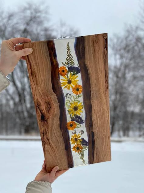 Flower Epoxy Resin River and Wood Art Pieces Epoxy Resin Charcuterie Boards Diy, Flower Epoxy, Resin Inspiration, Resin Boards, Woodshop Ideas, Resin And Wood Diy, Flower Pressing, Floral Crafts, Epoxy Projects