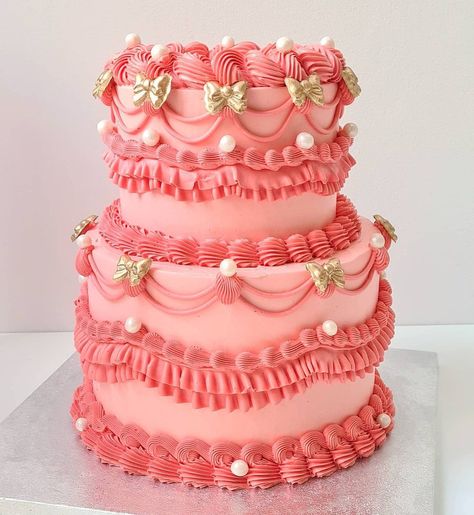 Kitsch Wedding Cakes: 17 Instagram-Worthy Wedding Cakes Mint Green Cakes, Kitsch Wedding, Coral Cake, Bakery London, Vintage Sweets, Vintage Birthday Cakes, Aesthetic Cake, Decorative Cakes, London Cake