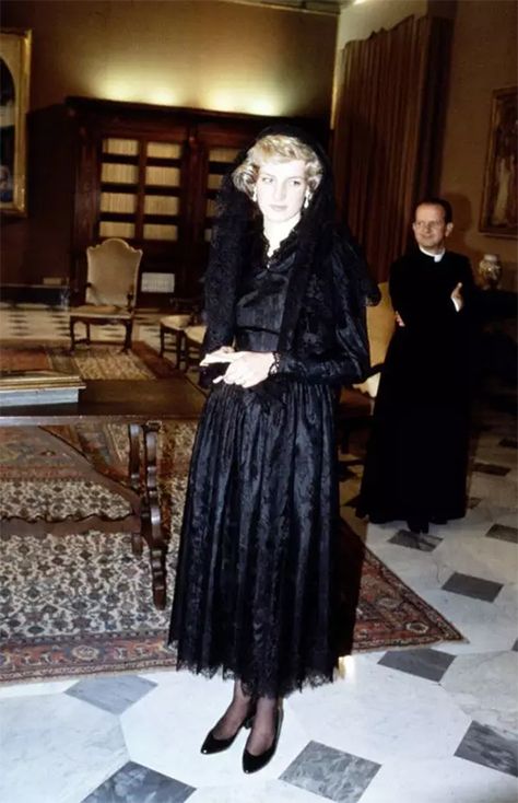 30 Rare And Amazing Photos Of Princess Diana - Page 14 of 31 - True Activist Princess Diana Fashion, Princes Diana, Diana Fashion, Pope John Paul Ii, Wearing All Black, Royal Look, John Paul Ii, Lady Diana Spencer, Pope John