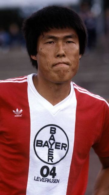 Cha Bum-Kun of Bayer Leverkusen in 1988. Cha Bum-kun, Sports Jersey, Soccer, Football, Adidas, Sports, American Football, Bayer 04 Leverkusen