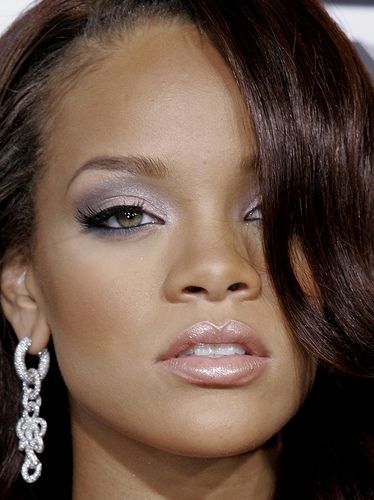 rihanna makeup #beauty Purple Gray Eyeshadow, Blue Grey Eyeshadow, Silver Blue Eyeshadow, Gray Eyeshadow Looks, Grey Eyeshadow Looks, Early 2000s Makeup, Gray Eyeshadow, 2000s Makeup Looks, Purple Swag