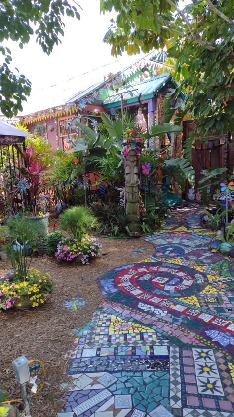 Creative Paving Ideas, Hippy Garden Ideas, Whimsy Backyard, Mosaic Backyard, Backyard Hangout Ideas, Boho Landscaping, Brick Pathway Garden, Hippie Backyard, Hippie Garden Ideas