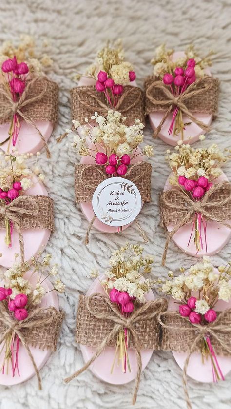 pink soap design Soap Hampers, Ribbon Flowers Diy, Souvenir Ideas, Baby Shower Boho, Pink Soap, Soap Design, Candle Design, Whimsical Owl, Soap Favors