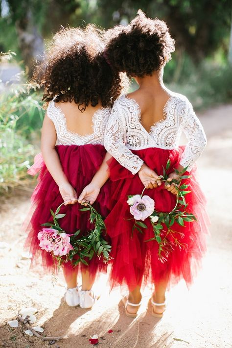 Cute little flower girls with simple hoop bouquet #flowergirl #bouquet #hoopflorals #greenery Wedding Parties Pictures, Fun Wedding Decor, Flower Girl Bouquet, Flower Girl Dresses Tutu, Wedding Dress Guide, Flower Girl Dress Lace, Flower Girl Tutu, Wedding Flower Girl, Wedding With Kids